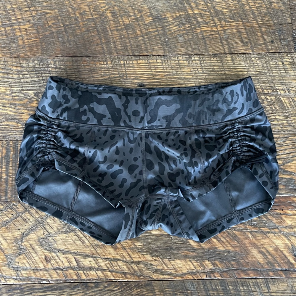 Lululemon hot yoga short shorts size 8 adjustable synch design excellent condt’n